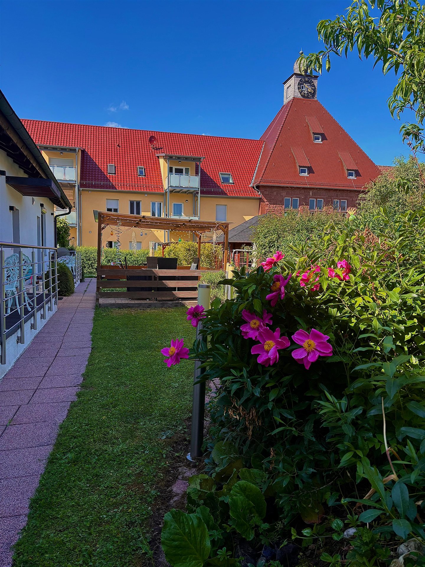 Grüner Garten von Ela's Apartmenthaus als Rückzugsort