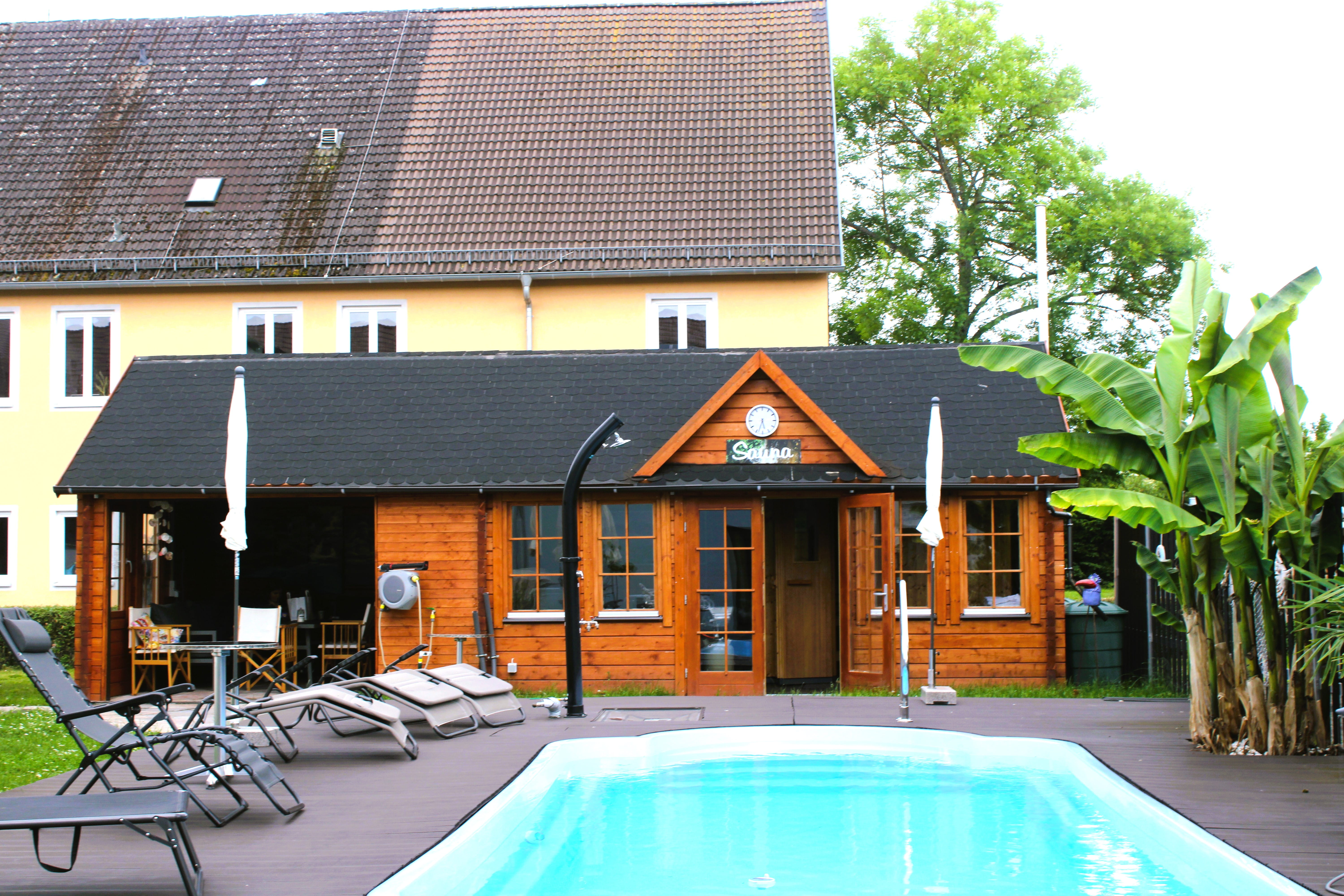 Poolbereich von Ela's Apartmenthaus